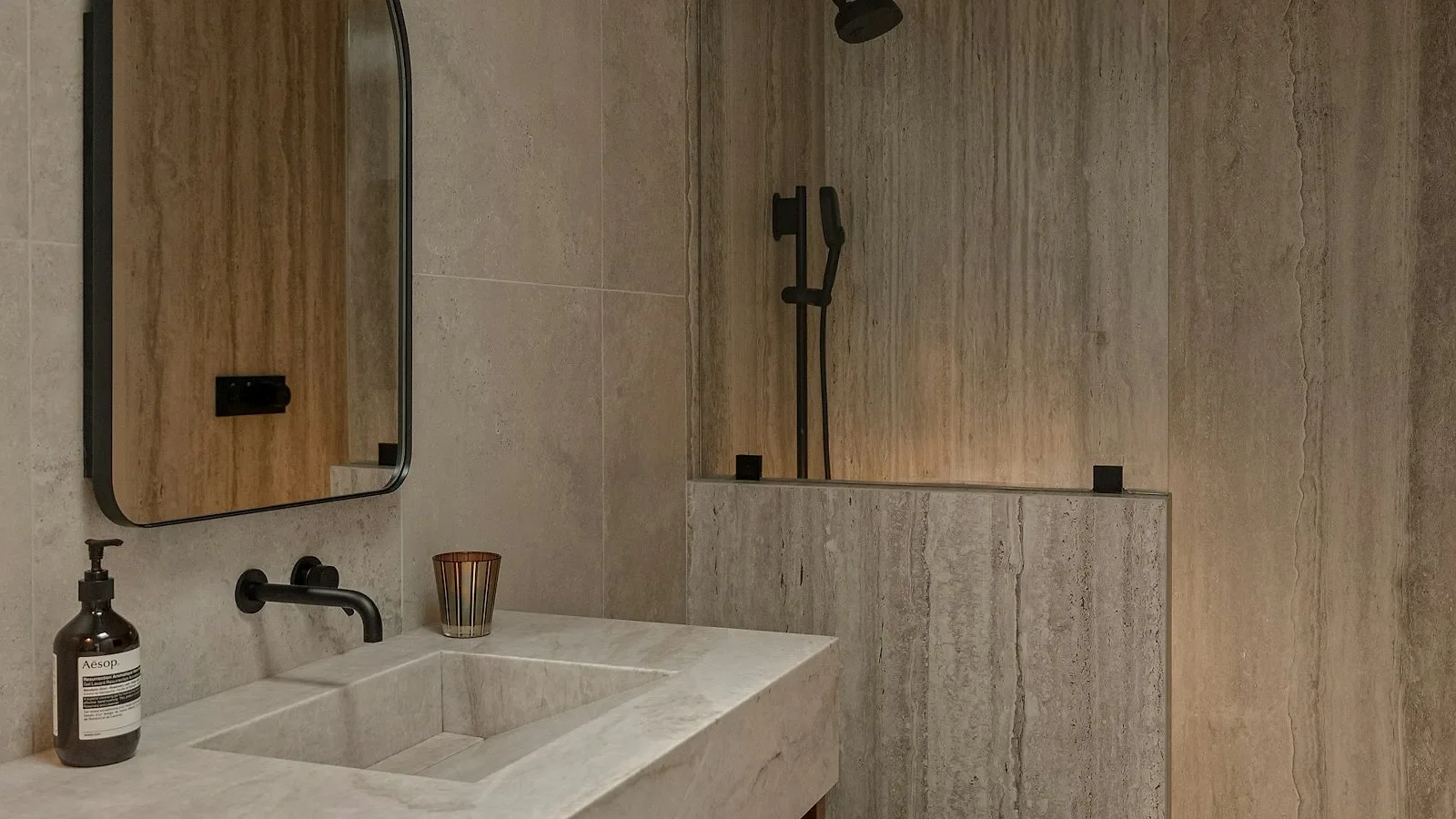 Baño moderno con mueble flotante de madera y cubierta de piedra