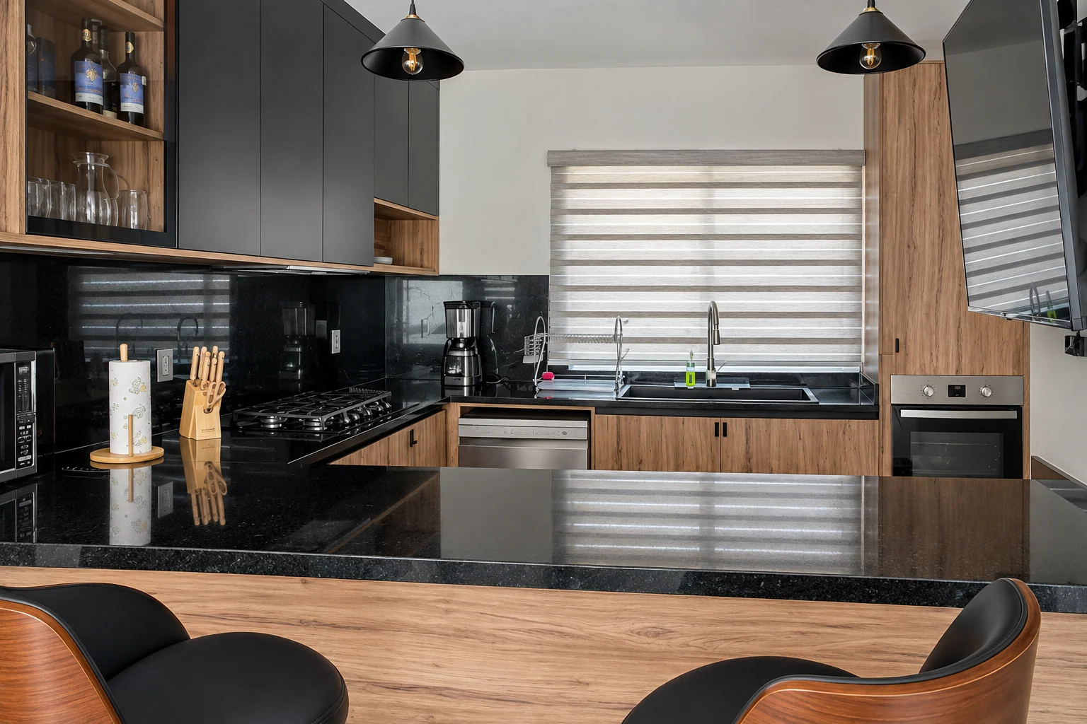 Cocina con alacenas oscuras