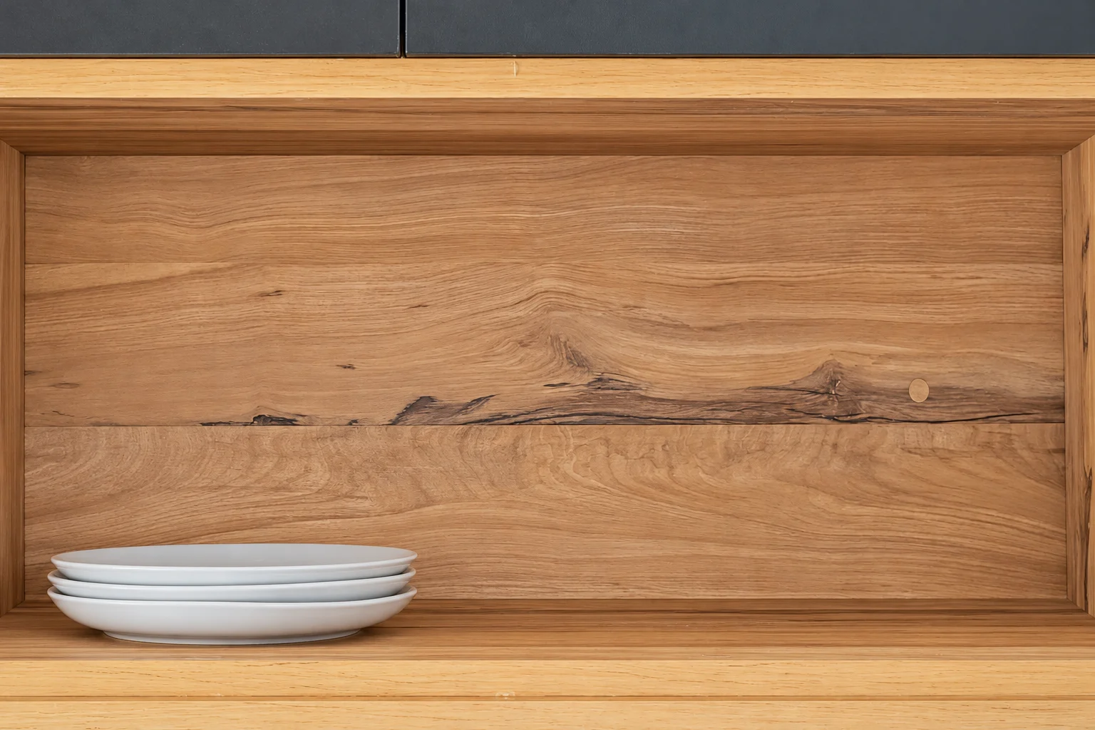 Cocina con alacenas oscuras