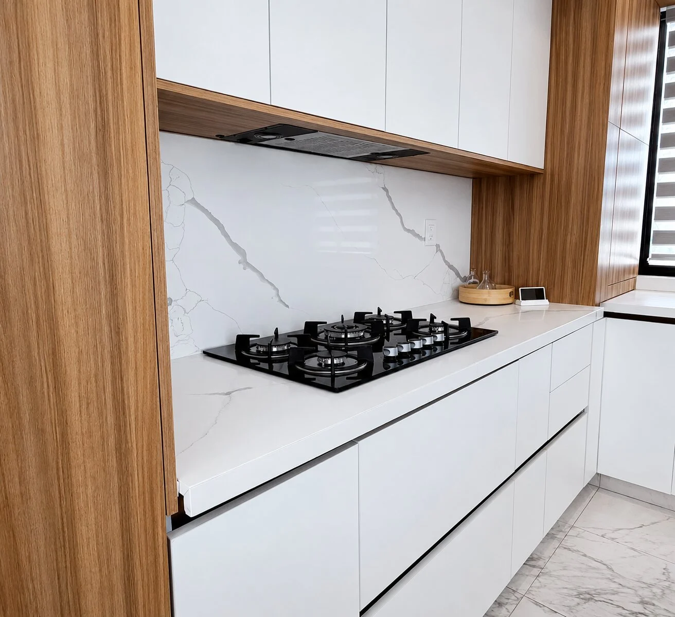 Diseño Japandi que combina calidez y funcionalidad. Melamina Ámbar de Arauco, Super Mate Blanco y cuarzo Calacatta en una cocina familiar sofisticada y atemporal.