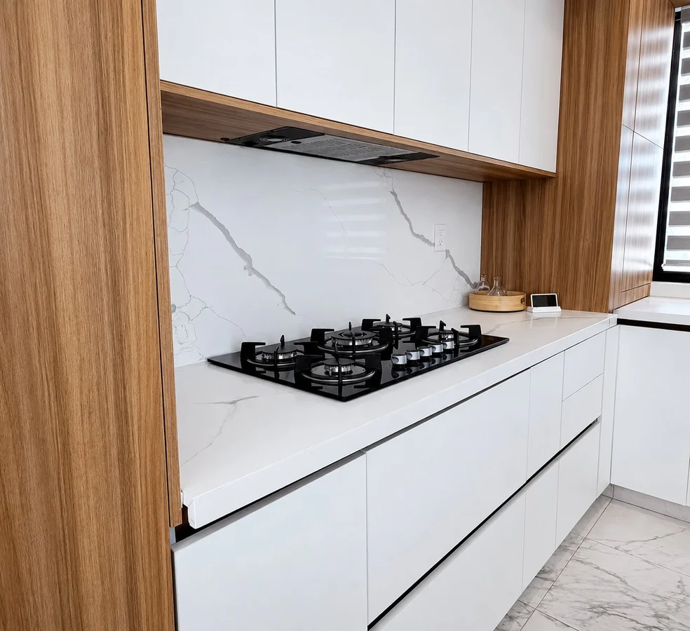 Diseño Japandi que combina calidez y funcionalidad. Melamina Ámbar de Arauco, Super Mate Blanco y cuarzo Calacatta en una cocina familiar sofisticada y atemporal.
